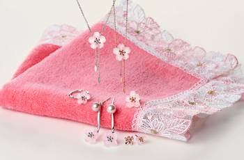 近沢レース店のタオルハンカチセットで登場