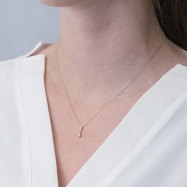 STAR JEWELRY プリズムネックレス　ホワイトゴールド　保証書つき STAR JEWELRY プリズムネックレス ホワイトゴールド 保証書つき STAR