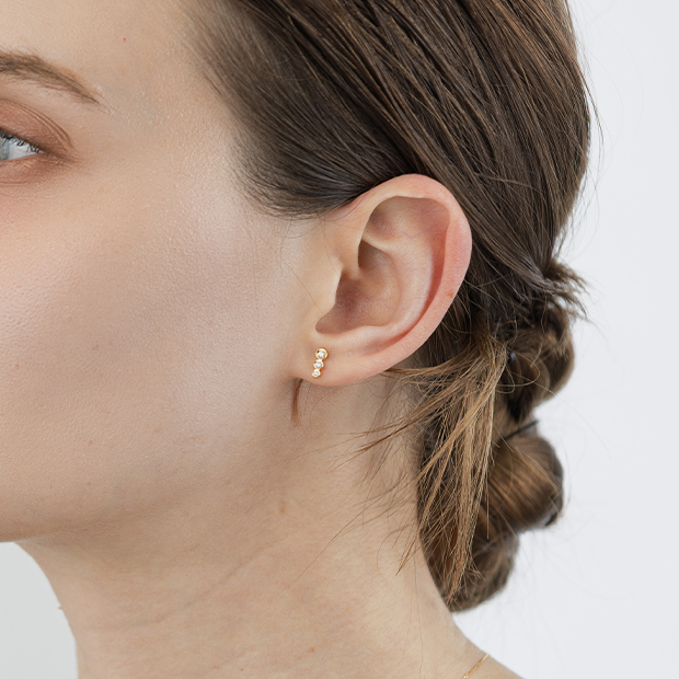 TRIPLE DIAMONDS PIERCED EARRINGS(YG)(2ZP1672)K18 ピアス｜スター